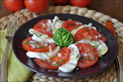 Avec quel fromage est ralis ce plat de tomates traditionnel ?