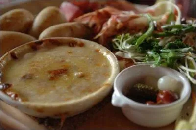 Quel est ce mets savoyard fait  base de fromage d'Abondance et de vin blanc ?