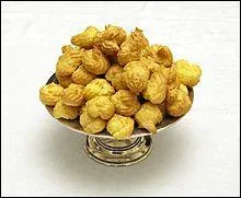 Que sont ces petits beignets en pte  choux mlange  du fromage ?