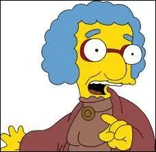 C'est la grand-mre du petit garon aux cheveux bleus et elle vit en Italie.