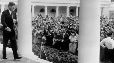  Il y a trois choses vraies : Dieu, la sottise humaine et le rire. Puisque les deux premires dpassent notre entendement, ...