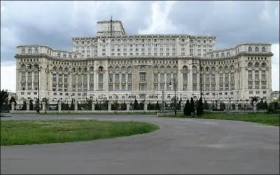 Cette femme s'est vante de divers titres de doctorat alors que son niveau d'instruction tait des plus faibles. Elle a eu pour mari un homme qui se surnommait le  gnie des Carpates . Elle nia l'existence du SIDA et fit interdire la contraception dans son pays. Qui est cette femme ?