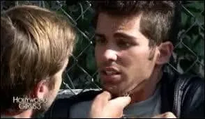 Avec qui Simon va-t-il faire affaire ?