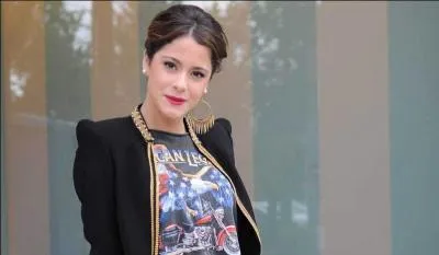 Martina Stoessel suit-elle les gens sur YouTube, Instagram et Twitter ?