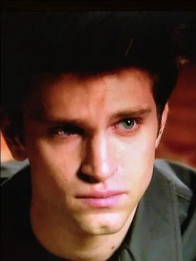 Que fait croire Spencer  Toby comme raison de rupture avec lui ? (fin saison 2)