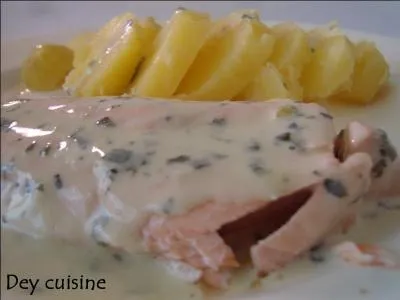 Voici un plat de saumon avec sa traditionnelle sauce :