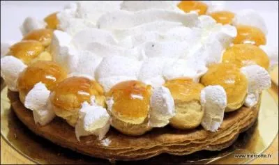 Le dessert est un magnifique et savoureux gteau :