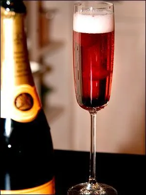 L'apritif vous est propos avec un peu de crme de cassis recouverte de champagne :
