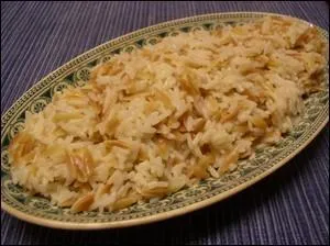 Quel est ce riz qui servira d'accompagnement, dor  la sauteuse avec des oignons auquel on rajoutera de l'eau avant de le laisser cuire 20 minutes  feu doux ?