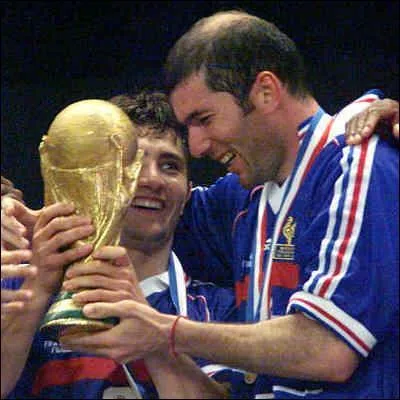 La France remporte la coupe du monde de football.