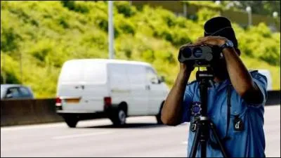 En France, la gendarmerie reoit ses premires jumelles cinmomtriques  technologie laser. Elles permettent d'observer un excs de vitesse  500 m.