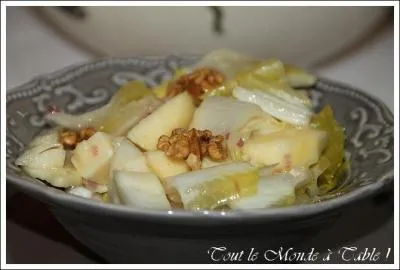 Nous commenons le repas avec une salade d'endives agrmente de :