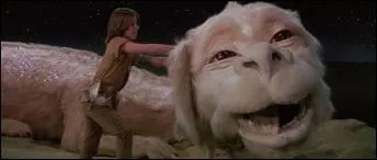 Qui est ce fantasien  qui Atreyu gratte gentiment l'oreille droite ? Quel est son nom dans le livre ?