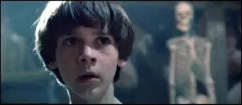 Qu'est-ce qui endeuille Bastien depuis le dbut de  L'histoire sans fin  et dont il doit apprendre  se dtacher durant les deux films ?