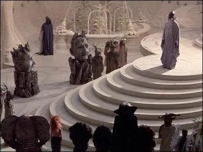 Comment s'appelle le monde merveilleux du livre spar de la Terre dans le roman ? Dans les films ?