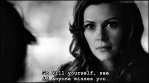 Comment s'appelle la voyageuse qui aide Katherine  apprendre le sort  Jaryakat en zem Daryeet acza  ?