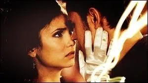 Dans un flashback, on voit la relle rencontre entre Katherine et Stefan. O et quand s'est-elle produite ?