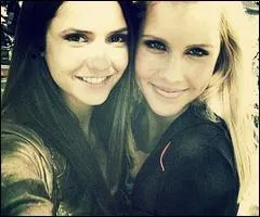 Comment le groupe d'amis  fte-t-il  la mort de Katherine ?