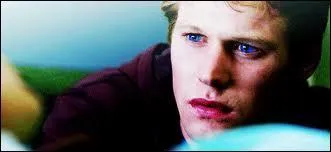 Qui part  la recherche de Matt, enferm dans un coffre-fort, pour obliger Elena  aider Nadia ?