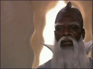 Qui est ce personnage-cl qui donne l'Auryn  Atreyu dans le premier film ?