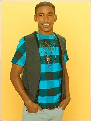 Qu'a essay de faire Nico avec Sonny dans le 1er pisode de la saison 1 ?