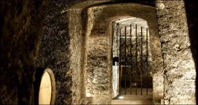 En quelle ann�e la prison est-elle devenue une peine � part enti�re et pas seulement l'antichambre pour attendre l'interrogatoire ou la sanction prononc�e ?