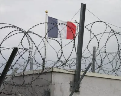 Les centres de r�tention administrative (CRA) ont �t� l�galis�s en 1981. � quand remonte la cr�ation du premier d'entre eux, � Arenc dans le port de Marseille ?