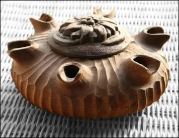 Un savoyard est parmi nous et va nous faire boire une eau de vie dans ce rcipient typique de la Valle d'Aoste, perc de plusieurs trous afin que nous buvions, selon la tradition, chacun  notre tour :