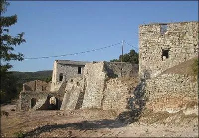 Comment s'appelait la construction o vivaient les Templiers en occident ?