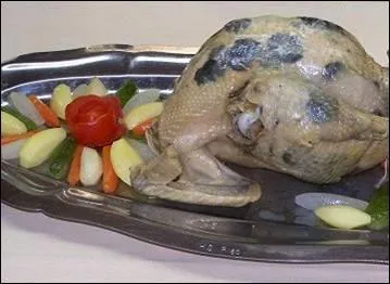 Voici une volaille truffe garnie de navets, chou, betterave, poireaux, carottes, de quoi s'agit-il ?