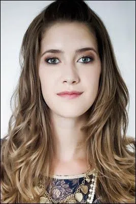 Comment s'appelle la tante et le professeur personnel de Violetta ?