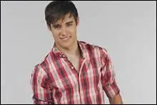 Comment s'appelle le petit ami de Violetta ?