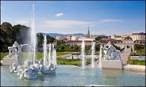 Nous terminons par une visite de la ville de Wien (Vienne). Nous sommes donc ...