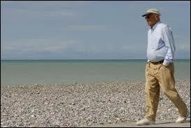 Un homme fait 100 m vers le sud, puis 100 m vers l'est et enfin 100 m vers le nord. Il se retrouve  son point de dpart. O est-il ?