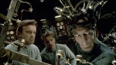 Il est classé 76e, ce film date de 1994. Il est de Marc Caro et Jean-Pierre Jeunet, avec Daniel Emilfork, Dominique Pinon. C'est un film fantastique. Jean-Louis Trintignant participe à ce film en prêtant sa voix à un cerveau conservé dans un aquarium.
Quel est ce film ?