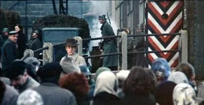 Il est 90e. Ce film est sorti en 1976. Il est de De Joseph Losey / Avec Alain Delon, Jeanne Moreau, Juliet Berto. Le thème est la terrible parabole sur l'indifférence et l'égoïsme enfouis chez les hommes. L'histoire se situe en 1942.
Quel est ce film ?