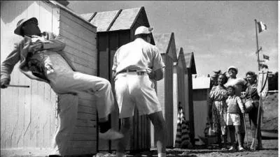Ce film est classé à la 94e place. Il est sorti en 1953. Il a été réalisé par Jacques Tati qui tient le principal rôle. En congé, le héros débarque sur la plage de Saint-Marc sur Mer, y multipliant les bévues burlesques.
Quel est ce film ?