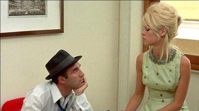 Ce film est classé 7e, il date de 1963. Il a été réalisé par Jean-Luc Godard, avec Brigitte Bardot, Michel Piccoli. Voici une réplique de ce film « Tu les aimes mes cheveux, aussi ? Et mes cuisses ? Tu vois mon derrière dans la glace ? Tu les trouves jolies, mes fesses ? »...
Quel est ce film ?