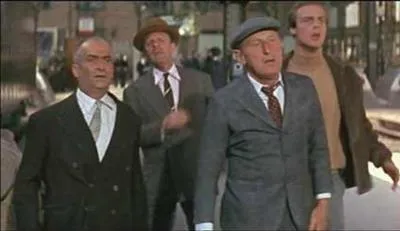 Il est classé 36e. Sorti en 1966, c'est un film de Gérard Oury, avec Louis de Funès, Bourvil. Vous trouverez, tea for two, un chef d'orchestre, un peintre en bâtiment, des aviateurs et quelques méchants. Il y a aussi un bain turc et un planeur ! 
Quel est ce film ?