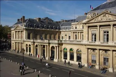 Situ dans l'ancien Palais-Royal, btisse au bien curieux destin, le Ministre de la Culture hberge deux autres entits politiques depuis 1969. Lesquelles ?