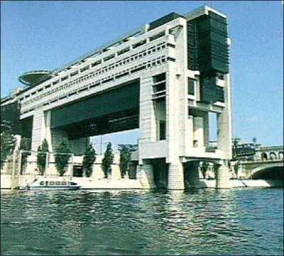 Qu'y avait-il principalement sur le site avant la construction des btiments actuels du Ministre des Finances ?