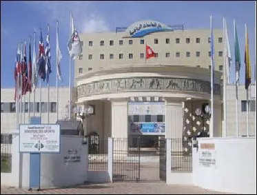 Contrairement  la plupart des autres ministres, le Ministre des Sports, de la Jeunesse, de l'ducation populaire et de la Vie associative n'est pas dans un arrondissement  chic . Il se trouve avenue de France. Dans quel arrondissement se trouve cette voie ?