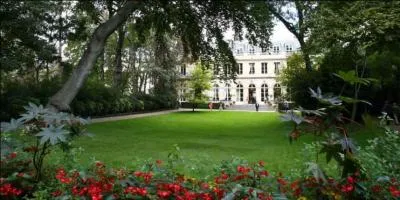 Comme Matignon, le ministre dlgu aux Relations avec le Parlement se situe rue de Varenne, dans le septime arrondissement. Comment s'appelle cet htel, homonyme d'une ville d'Auvergne ?