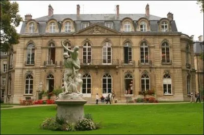 Rue de Varenne, qui n'hberge pas moins de quatre ministres, se trouve aussi le trs bel htel de Villeroy. Quel ministre hberge-t-il ?