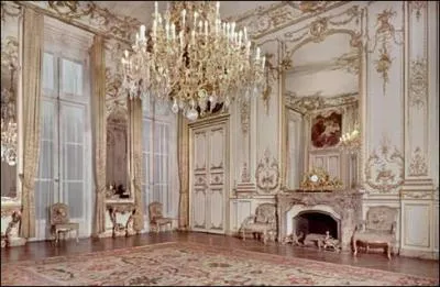 Le Ministre de l'cologie, du Dveloppement durable et de l'nergie occupe un joli htel particulier, celui du marchal de Roquelaure. Mais quel autre ministre occupait ce lieu avant ?