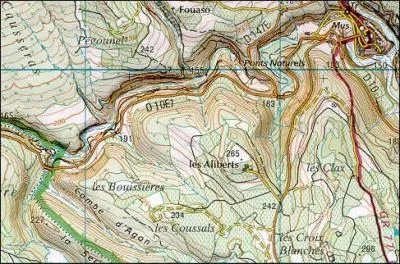 Sur une carte au 1/25 000e, un centimètre sur la carte représente ------ sur le terrain.