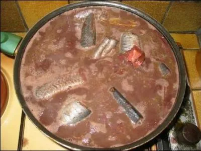 Le plat de poisson qui va suivre est fameux ! Le poisson doit tre saign vivant lors de sa prparation. Son sang est recueilli et mlang avec un peu de vin rouge :
