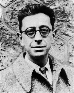 Robert Desnos, pote, auteur de  Chantefables ...