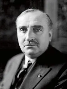 Paul Claudel, crivain, diplomate et dramaturge.  L'annonce faite  Marie  ...