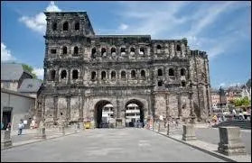 Voici la Porta Nigra, symbole de la ville de Trier. Pour la voir, rendez-vous ...